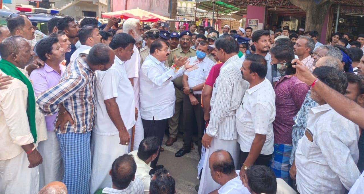Farmers’ Protest Forces Cancellation of ‘Praja Seva’ Meeting Over Bhadra Canal Water