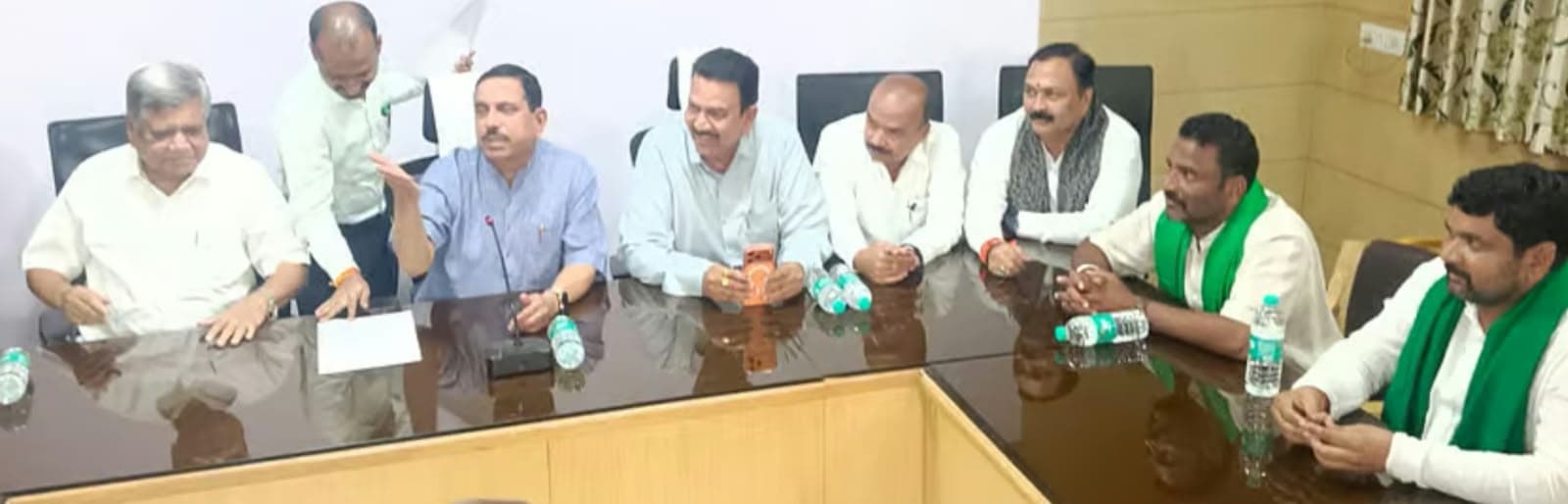 Pralhad Joshi Holds Midnight Talks with Sugarcane Farmers in Hubballi; Protest Decision Awaited